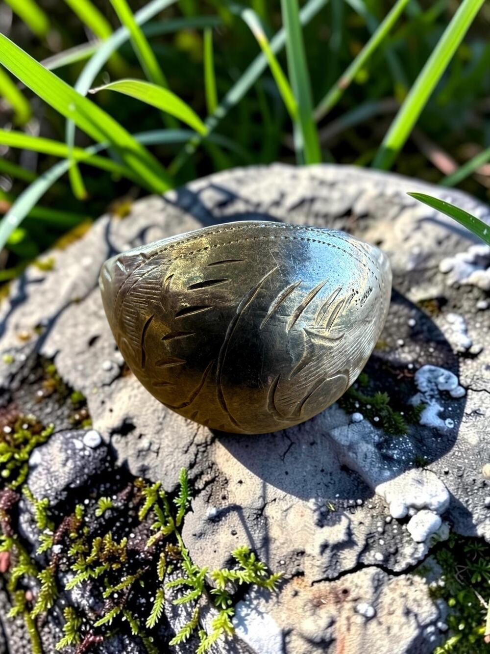Vintage Silver Engraved Dome Ring Floral Organic Leaf Motif Etched Pattern - Picture 3 of 6